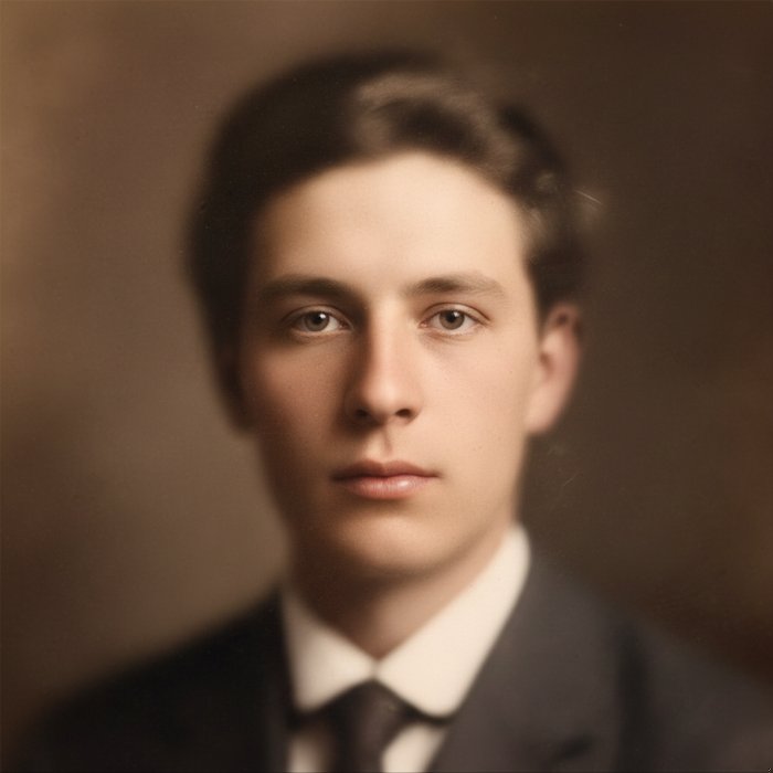 восстановленное фото того же кадра, яркие цвета, чёткие детали лица, удалены царапины и пятна, естественное освещение, высокая детализация